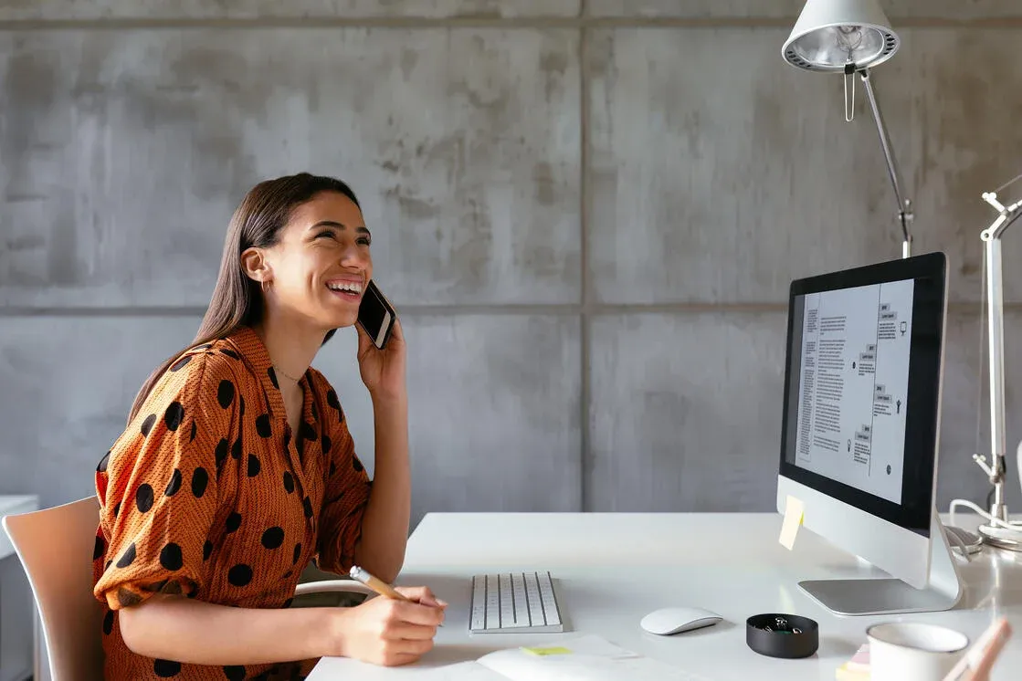 Profesional atendiendo directamente a un cliente desde un puesto de trabajo digital
