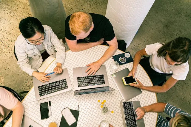 Equipo trabajando en la estrategia de marketing de un canal D2C